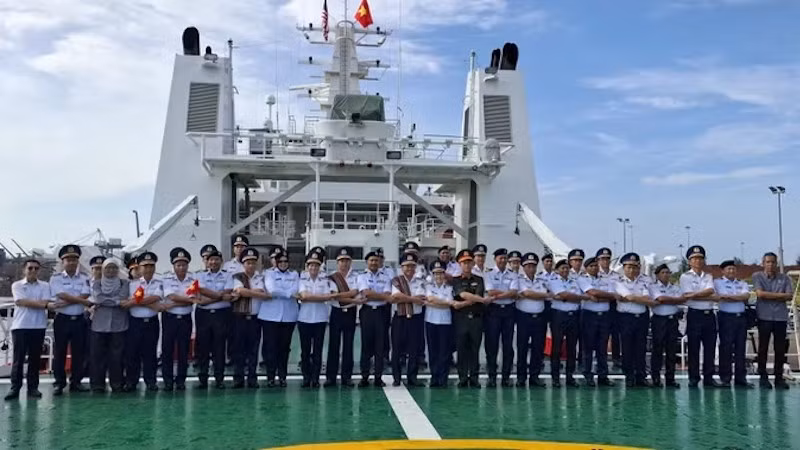 Представители Морской полиций Вьетнама и MMEA штата Паханг фотографируются на память на борту корабля CSB 8005, соблюдая традицию АСЕАН. Фото: ВИА