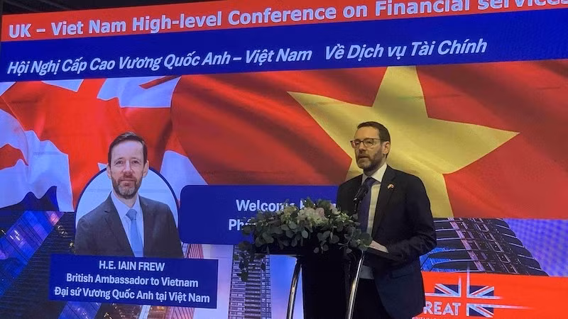Посол Великобритании во Вьетнаме Иэн Фрю выступает на конференции. Фото: baoquocte.vn