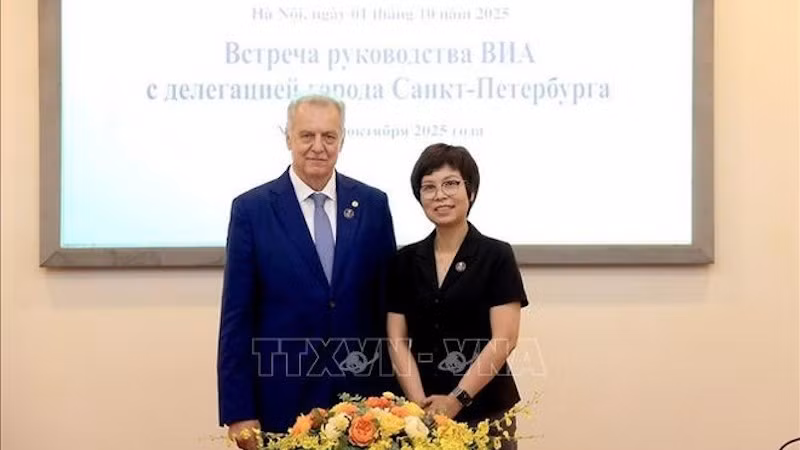 Генеральный директор ВИА Ву Вьет Чанг и Председатель Комитета по внешним связям Санкт-Петербурга Евгений Дмитриевич Григорьев. Фото: ВИА