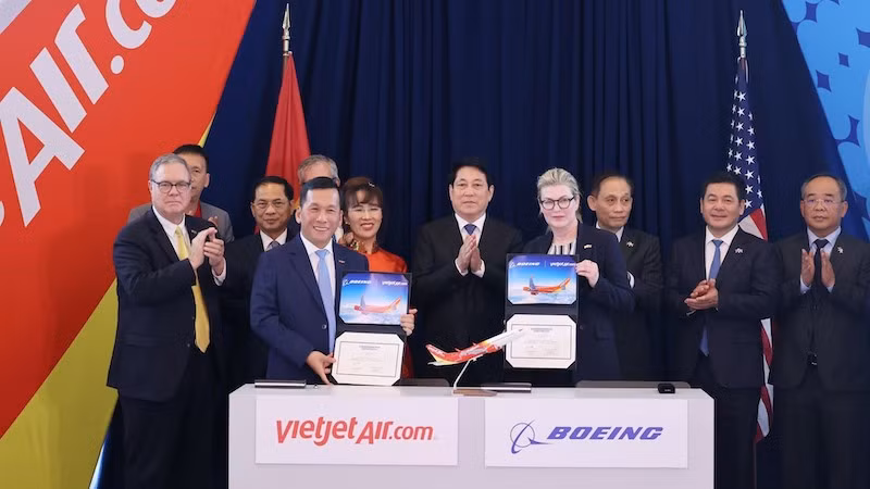 Церемония подписания акта передачи первого самолёта Boeing 737-8 между корпорацией Boeing и авиакомпанией Vietjet Air. Фото: ВИА