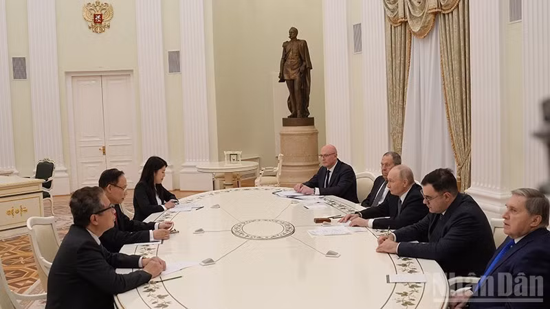 Общий вид встречи между товарищем Ле Хоай Чунгом и Президентом Владимиром Путиным. Фото: Суан Хынг