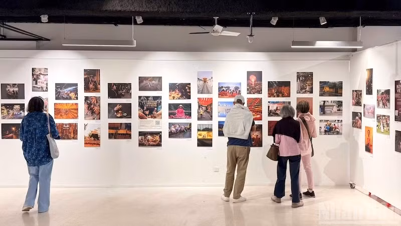 Гости посещают фотовыставку, посвященную Вьетнаму и его народу.