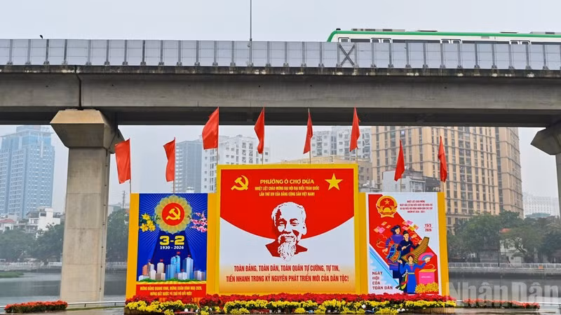 Крупные панно и баннеры установлены на площадях, транспортных развязках и в местах с большим потоком людей, распространяя информацию о дне выборов.