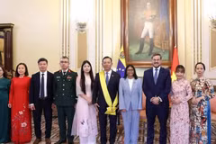 Исполняющая обязанности президента Венесуэлы Дельси Родригес фотографируется на память с Послом Ву Чунг Ми и сотрудниками Посольства. Фото: Посольство Вьетнама в Венесуэле