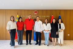 Руководители PSUV фотографируются на память с Послом Ву Чунг Ми и сотрудниками Посольства. (Фото: предоставлено Посольством Вьетнама в Венесуэле)