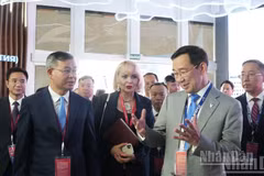 Министр финансов Вьетнама Нго Ван Туан на встрече с Главой Республики Саха Айсеном Николаевым. (Фото: Тхань Тхэ)