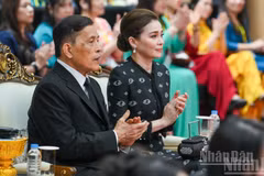 [Фото] Король и Королева Таиланда встретились с преподавателями и студентами Ханойского университета