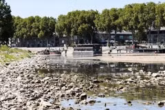 Уровень воды в реке Луаре во Франции опустился до рекордно низкой отметки. (Фото: Синьхуа)