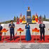 Вице-президент Во Тхи Ань Суан и делегаты разрезают ленту в знак открытия памятника Президенту Хо Ши Мину. Фото: ВИА