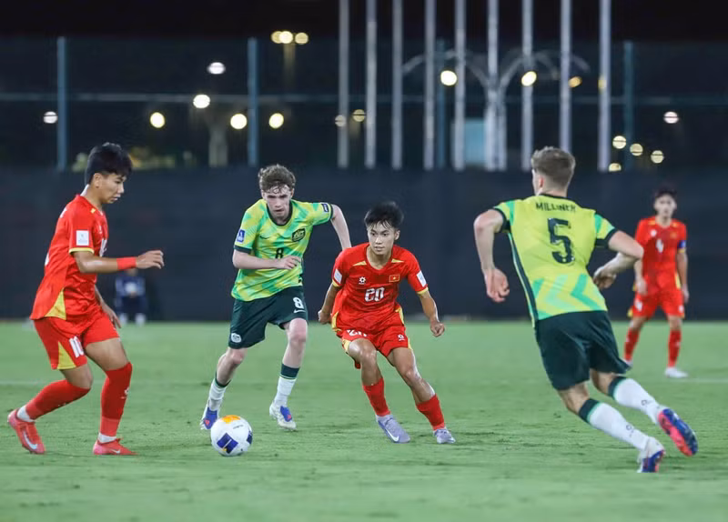 Футболисты сборной U17 Вьетнама в матче против сборной U17 Австралии. (Фото: VFF)