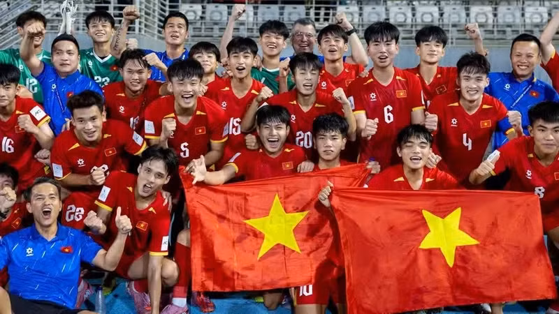 Тренерский штаб и футболисты сборной U17 Вьетнама празднуют выход на чемпионат мира. (Фото: Федерация футбола Вьетнама)