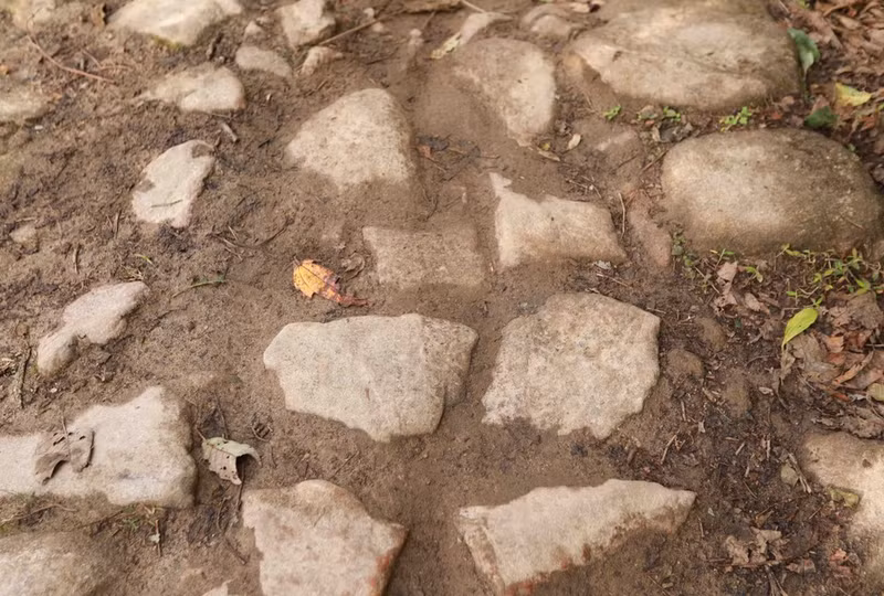 Дорожное полотно выложено из плотно уложенных каменных блоков, его ширина составляет около 3 метров. (Фото: ВИА)