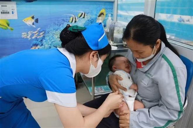 vna-potal-nguoi-dan-dong-nai-chu-dong-di-tiem-vaccine-phong-benh-bach-hau-7488530.jpg