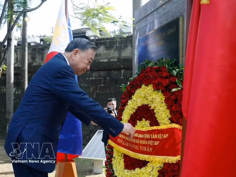 Генеральный секретарь ЦК КПВ, Президент То Лам возложил цветы к памятнику Президенту Хо Ши Мину в саду АСЕАН в историческом районе Интрамурос. (Фото: ВИА)