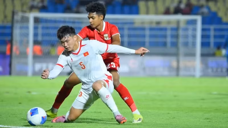 Сборная U17 Вьетнама (в белой форме) сыграла вничью с командой Индонезии и вышла в полуфинал. (Фото: Федерация футбола Вьетнама)