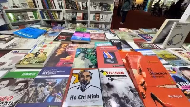 Аргентинское издательство Acercándonos Ediciones представило испаноязычным читателям книгу «Избранные произведения Хо Ши Мина», а также произведение «Три решающие битвы» кубинского журналиста Луиса Арсе. (Фото: ВИА)