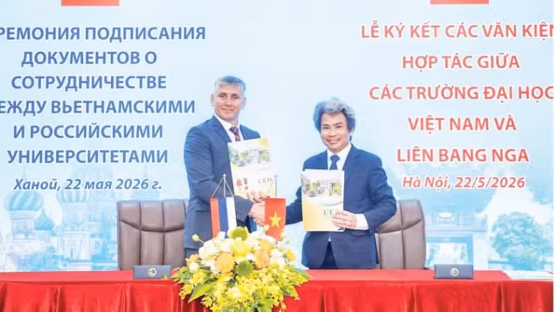 Церемония подписания документов о сотрудничестве между университетами Вьетнама и России. (Фото: Педагогический университет – Университет Дананга)