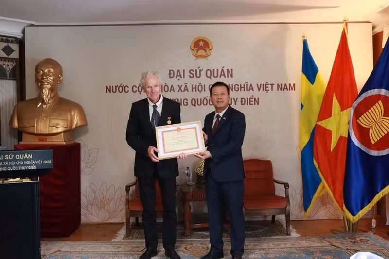 Посол Чан Ван Туан вручил медаль «За заслуги в области культуры, спорта и туризма» кинорежиссёру Бо Элену. (Фото: Посольство Вьетнама в Швеции)