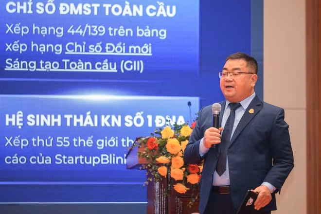 Доктор Ву Вьет Ань, руководитель Martech Village на Techfest Vietnam 2025, выступает с презентацией о формировании стартап-экосистемы Вьетнама на национальном мероприятии, проходившем в Ханое с 12 по 14 декабря 2025 года. (Фото: ВИА)