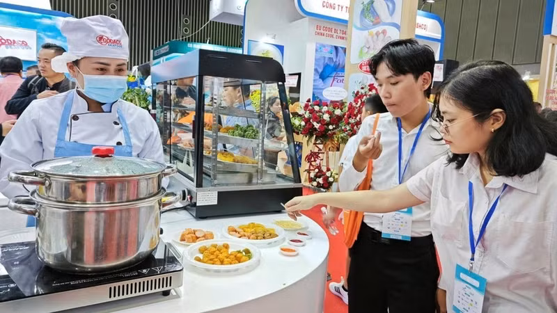 Потребители знакомятся с экспортной рыбной продукцией на выставке Vietfish. Фото: Нгок Ань 