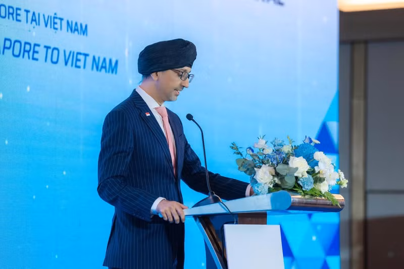 Посол Сингапура во Вьетнаме Раджпал Сингх выступает с речью.