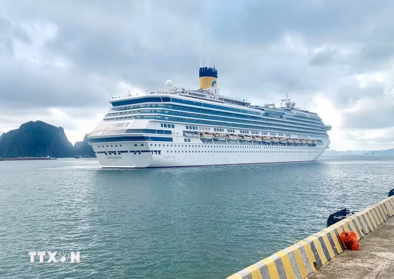 Круизное судно Costa Serena (Италия) зашло с визитом в бухту Халонг (провинция Куангнинь).