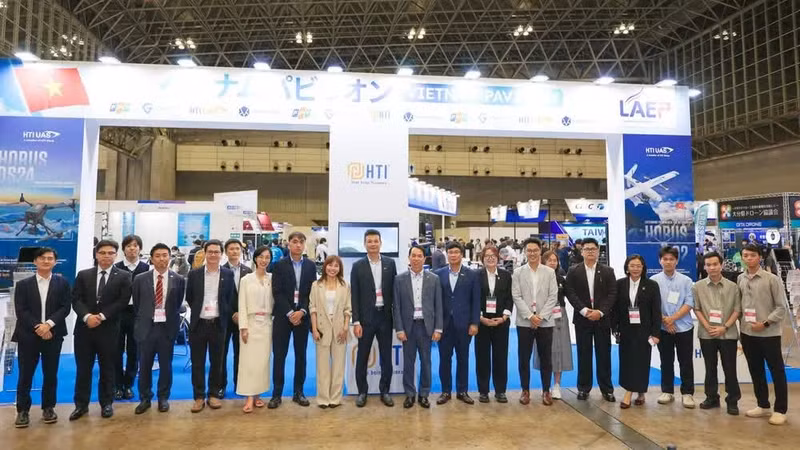 Представители вьетнамских компаний, работающих в сфере БПЛА, в зоне Vietnam Pavilion на выставке Japan Drone Expo 2026.