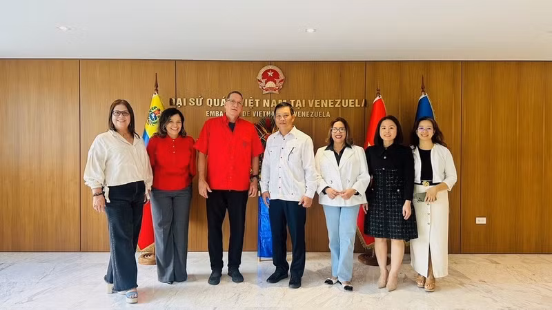Руководители PSUV фотографируются на память с Послом Ву Чунг Ми и сотрудниками Посольства. (Фото: предоставлено Посольством Вьетнама в Венесуэле)