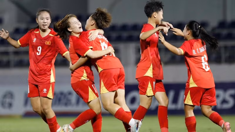 Вьетнамские футболистки празднуют гол в ворота сборной Кыргызстана U17. (Фото: Федерация футбола Вьетнама – VFF)