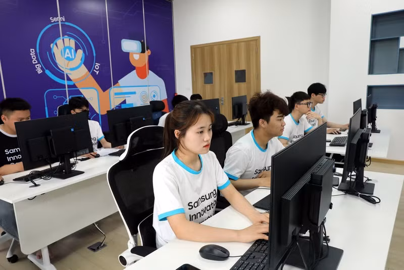 Занятие по искусственному интеллекту в рамках программы Samsung Innovation Campus в Вьетнамо-корейском технологическом колледже провинции Бакзянг. (Фото: ВИА)