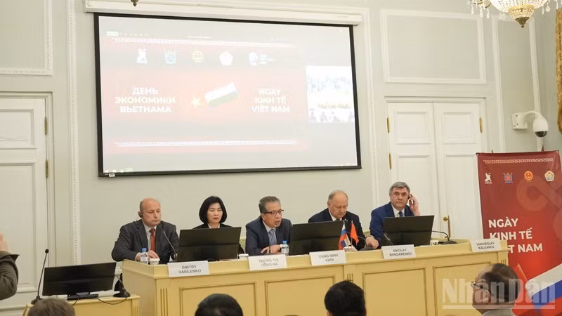 Посол Вьетнама в России Данг Минь Кхой выступает на мероприятии. (Фото: Суан Хынг)