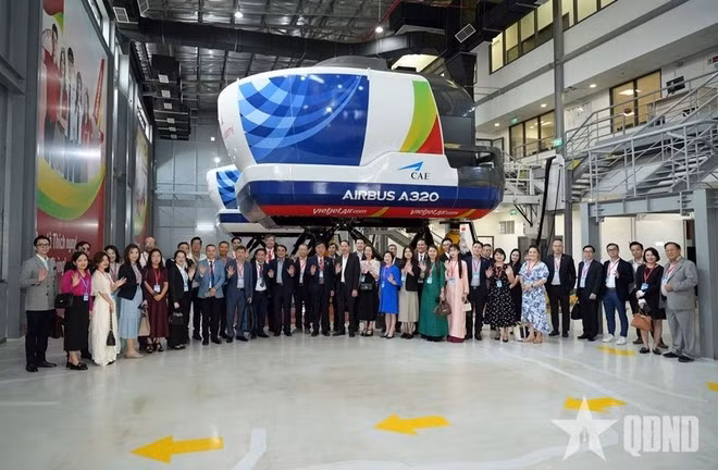 Представители вьетнамской диаспоры посетили кабину-тренажёр самолёта Airbus A320 в Авиационной академии Vietjet в рамках программы встречи вьетнамцев за рубежом по случаю празднования Нового года Бинь Нго 2026 года. (Фото: qdnd.vn)