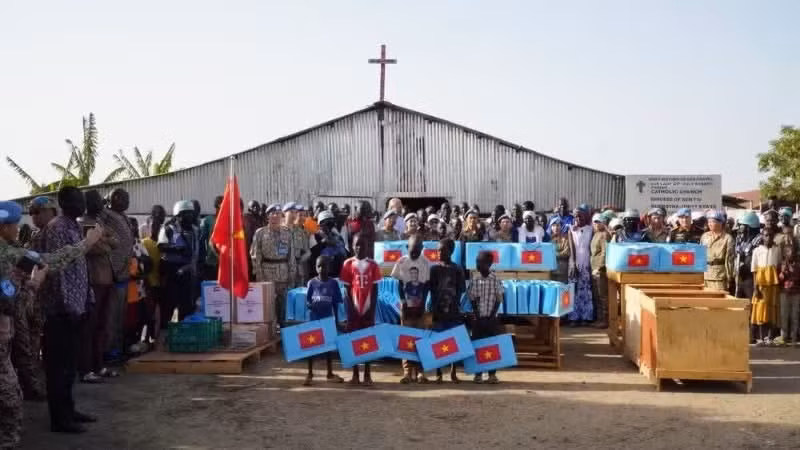 Вьетнамские миротворцы в Южном Судане вручают подарки местным жителям.