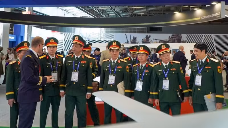 Генерал-полковник Нгуен Чыонг Тханг и вьетнамская делегация знакомятся с экспозициями оборонной промышленности различных стран.