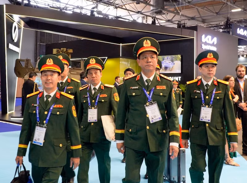 Генерал-полковник Нгуен Чыонг Тханг и вьетнамская делегация на Eurosatory.