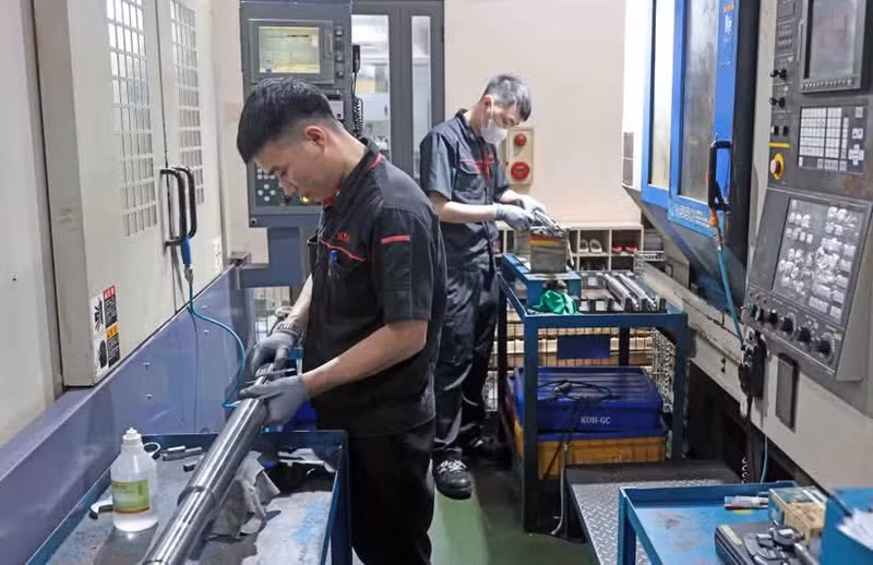 Производство комплектующих для автомобильной и мотоциклетной промышленности на предприятии KD Heat Technology Co., Ltd. в промышленной зоне Дьемтхюи провинции Тхайнгуен. (Фото: ВИА)
