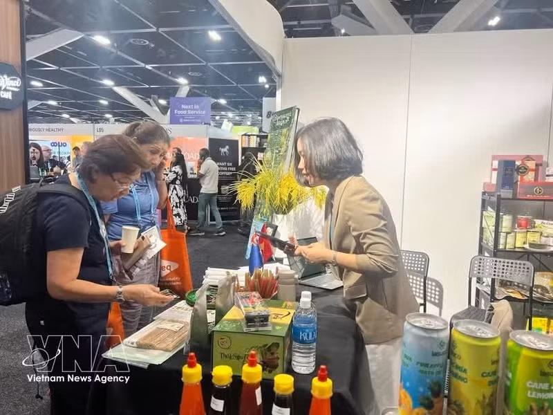 Международные посетители впечатлены вьетнамской продукцией благодаря её натуральному вкусу и привлекательному дизайну упаковки. (Фото: ВИА)