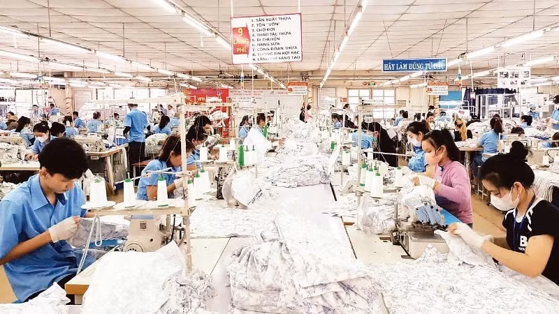 Производство швейной продукции на экспорт на предприятии Hoa Tho Garment JS Corporation. (Фото: nhandan.vn)