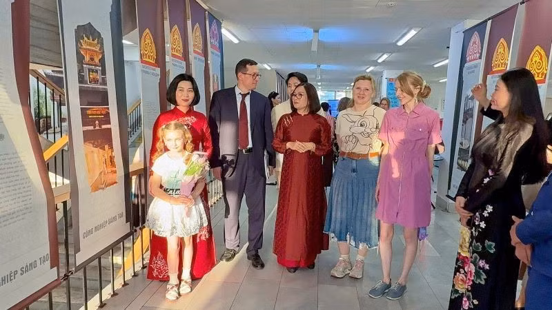 Товарищ Фунг Тхи Хонг Ха, Председатель Народного совета города Ханоя, вместе с руководителями Москвы знакомится с экспозицией, посвященной Куоктызяму. (Фото: К.М)
