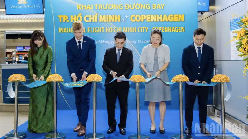 Vietnam Airlines разрезает ленту в знак открытия маршрута город Хошимин – Копенгаген с участием представителей заинтересованных ведомств.