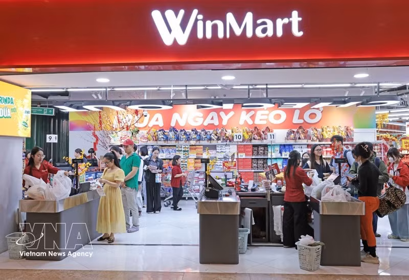 Жители совершают покупки в супермаркете WinMart. (Фото: ВИА)