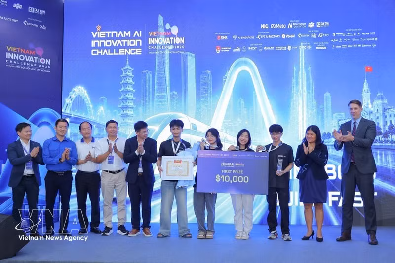 Оргкомитет вручил первую премию команде L-GPT 6.7 на финале конкурса Vietnam AI Innovation Challenge 2026. (Фото: ВИА)