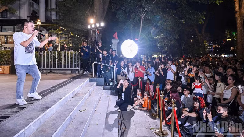 Певец Винь Кхуат и зрители на третьем выпуске «Tan Da Show». Фото: Тхань Дат