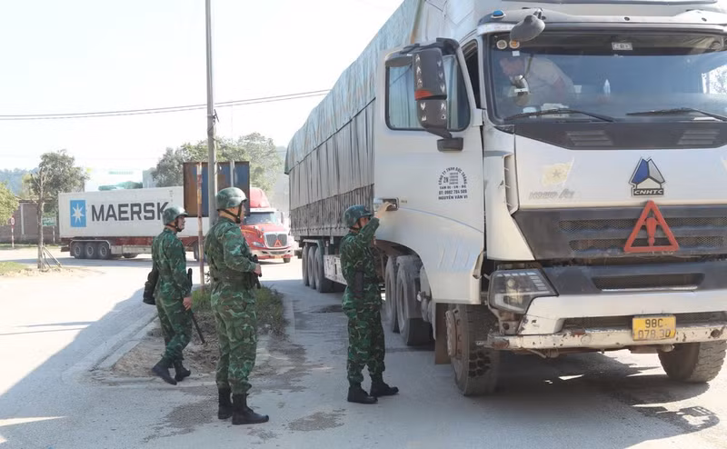 Мобильный патруль пограничных войск пограничного пункта Тьима (провинция Лангшон) проверяет грузовой транспорт в районе пограничного пункта. (Фото: ВИА)