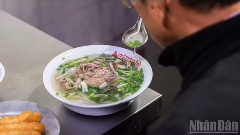 Вьетнамская кухня заняла 2-е место в мире по лучшим блюдам из лапши по версии TasteAtlas. (Фото: Ха Нам)