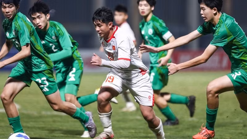 Нападающий сборной U17 Вьетнама окружен игроками Макао (Китай).