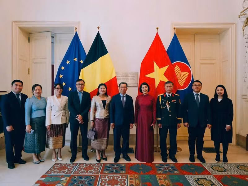 Сотрудники Посольств Лаоса и Вьетнама фотографируются на память. (Фото: предоставлено Посольством Вьетнама в Бельгии)