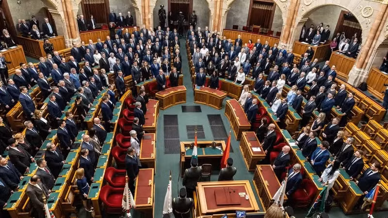 Церемония принесения присяги новым Правительством в здании Парламента в Будапеште, Венгрия, 12 мая 2026 года. (Фото: Синьхуа/ВИА)