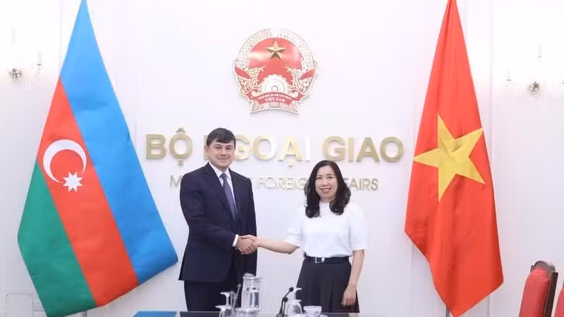 Заместитель министра иностранных дел Вьетнама Ле Тхи Тху Ханг и Председатель Государственного комитета по работе с диаспорой Азербайджана Фуад Мурадов. (Фото: Государственный комитет по делам вьетнамцев, проживающих за рубежом)