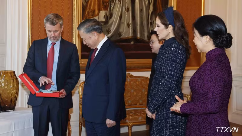 Король Фредерик X вручает Генеральному секретарю ЦК КПВ, Президенту Вьетнама То Ламу орден Слона. (Фото: Тхонг Нят/ВИА)
